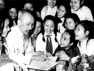 Bác Hồ với học sinh trường nữ Trưng Vương - Hà Nội (1956). Ảnh: ĐINH ĐĂNG ĐỊNH