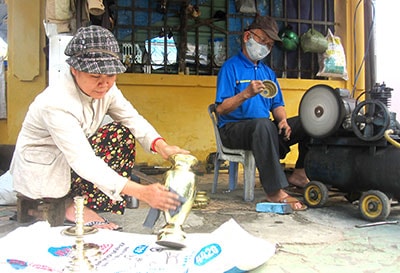 Vợ chồng ông Nguyễn Viết Long làm nghề đánh bóng lư đồng từ nhiều năm nay.