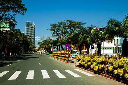 Đường phố Đà Nẵng nơi đâu cũng đẹp, thoáng...không thua gì đường hoa Bạch Đằng. Ảnh: T.C.Đức.