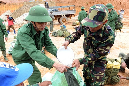 Chiến sĩ biên phòng hai bên chia gạo cùng nhau.