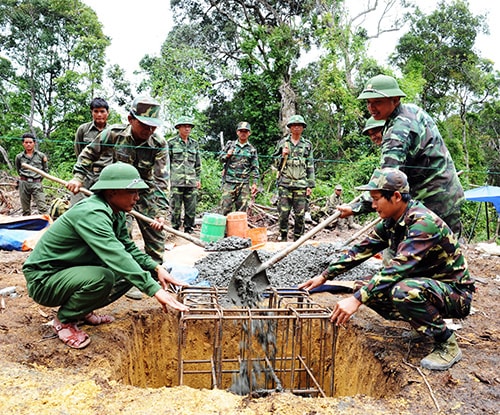 Đặt móng.