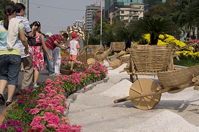 Khi chưa khai mạc, đường hoa đã đông khách thăm.