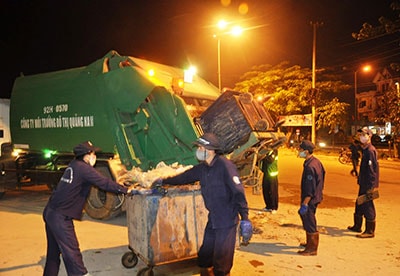 Những công nhân vệ sinh môi trường dọn vệ sinh đường phố đêm giao thừa.