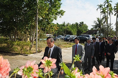 Đoàn viếng hương của Thành uỷ Tam Kỳ.