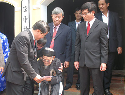Đồng chí Nguyễn Đức Hải thăm hỏi tình hình sức khỏe của các cụ cao niên trong tộc Huỳnh,