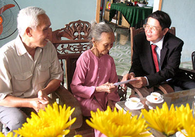 Đồng chí Nguyễn Đức Hải thăm gia đình Mẹ Việt Nam Anh hùng Hồ Thị Nhàn (xã Tiên Thọ)