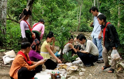 Các mẹ chị dân tộc Thái, Tày... bán cây lá thuốc nam cho du khách.