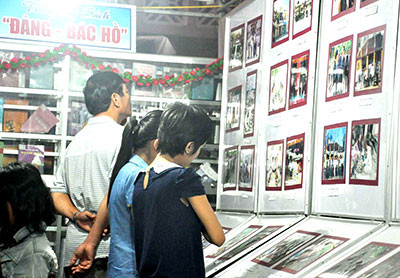 Khách tham quan triển lãm thành tựu kinh tế xã hội và hiện vật chiến tranh của Tam Kỳ tại trung tâm Văn hóa - Thông tin thành phố