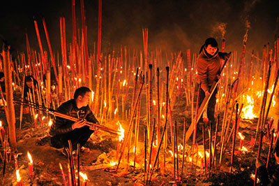 Người dân Trung Quốc đốt hương cầu may trong ngày đầu năm mới ở đền Dafo, Chongqing.