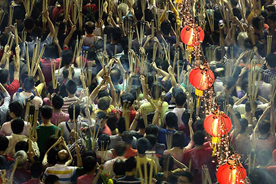 Người dân tập trung ở chùa Thong Hood Cho, Singapore, để cầu nguyện và xin xăm trong ngày đầu năm mới.