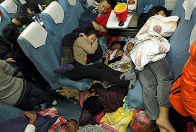 Hành khách ngủ la liệt trên chuyến tàu từ Guangzhou đến Changchun để trở về nhà ăn Tết cùng gia đình.