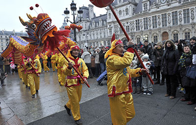 Múa rồng trước toà thị chính Paris nhân dịp Tết.