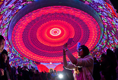 Du khách đến ngắm nhìn những chiếc đèn lồng ở lễ hội đèn lồng quốc tế Zigong trước thềm năm mới, tại Zigong, Trung Quốc.