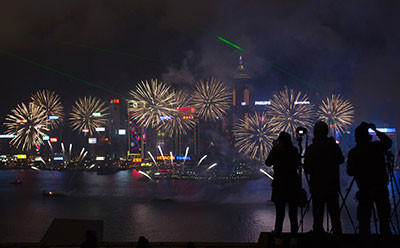 Các tay máy chụp ảnh pháo hoa mừng năm mới ở cảng Victoria, Hong Kong.