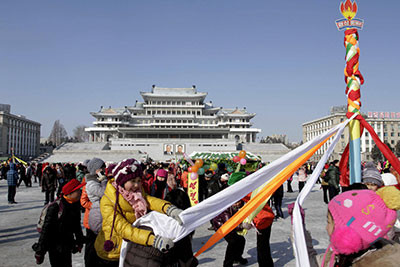 Các cô gái Triều Tiên tham gia điệu múa ruy băng quanh canh nêu ở quảng trường Kim Il Sung nhân dịp năm mới.