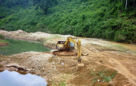 Xe múc cày nát vùng lõi Khu Bảo tồn thiên nhiên sông Thanh.