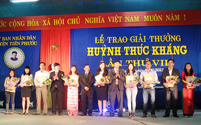 Lãnh đạo UBND huyện Tiên Phước trao giải thưởng Huỳnh Thúc Kháng cho các em học sinh, sinh viên giỏi của huyện.