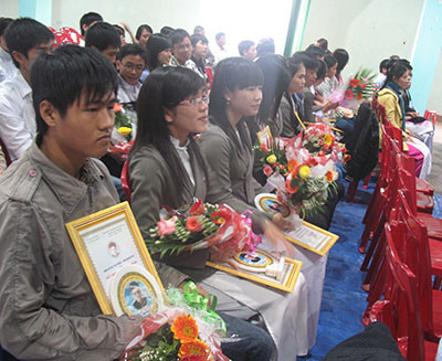 Các học sinh, sinh viên giỏi của huyện Tiên Phước được trao giải thưởng Huỳnh Thúc Kháng.