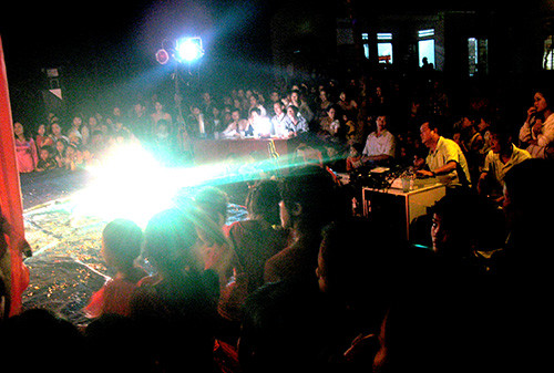 Nhiều điểm vui chơi, văn nghệ được tổ chức hằng đêm ở Tiên Phước thu hút đông đảo nhân dân tham gia.