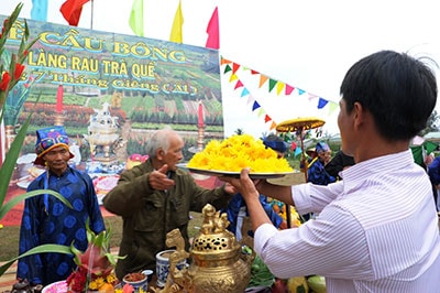 Lễ vật luôn đầy đặn và có hoa tươi.