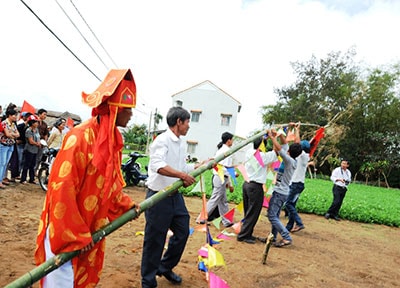 Lễ hạ cây neo để người dân tịch điền.