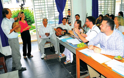 Lê Đình Bích giảng dạy văn hóa vùng hạ lưu châu thổ sông Mê Kông cho sinh viên và giáo sư đến từ Mỹ.