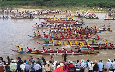 Quyết liệt tranh tài.Ảnh: BÍCH LIÊN