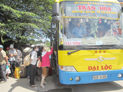 Hành khách chọn phương tiện chất lượng cao để đi vào TP.Hồ Chí Minh. 