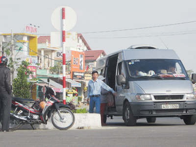 Xe chạy tuyến Đà Nẵng - Quy Nhơn dừng đón khách lộn xộn tại khu vực ngã ba Vĩnh Điện. Ảnh : CÔNG TÚ