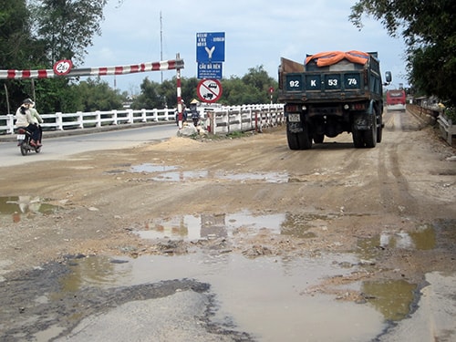 Đầu cầu Bà Rén cũ và cầu tạm ở phía nam xuất hiện nhiều ổ voi.