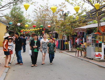 Du khách đến Quảng Nam ngày càng tăng.