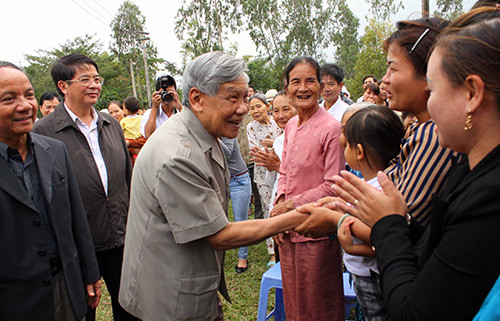 Nguyên Tổng Bí thư Lê Khả Phiêu thăm người dân làng Phương Trung chiều 22.2.