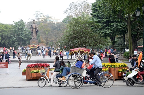 Cầu Thê Húc và Tượng đài Lý Thái Tổ cũng là địa chỉ rất sôi động trong ngày Tết Nguyên Tiêu.