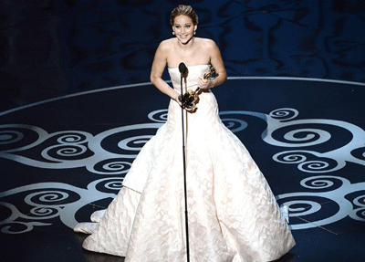 Nữ diễn viên trẻ tuổi Jennifer Lawrence nhận tượng vàng đầu tiên tại Oscar-85.