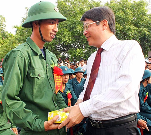 Bí thư Tỉnh ủy Nguyễn Đức Hải động viên, tiễn thanh niên lên đường nhập ngũ năm 2012.