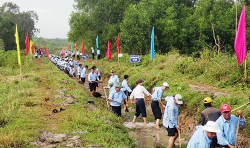 Hàng nghìn người tham gia nạo vét tuyến kênh chính phía đông hồ chứa nước Vĩnh Trinh.Ảnh: V.SỰ