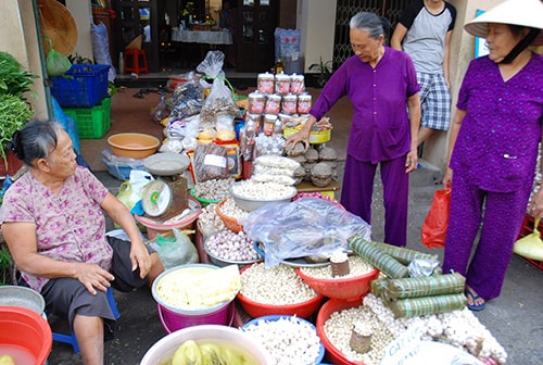 Những người đàn bà Quảng Nam chính gốc đi chợ Bà Hoa để mua cát về đổ lư hương, mua vài tán đường đen về làm bánh và cả nén về khử dầu cho thơm…