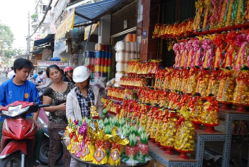 Những cây bánh thờ được bày bán khắp chợ Bà Hoa và được nhiều người Quảng sinh sống ở Sài Gòn mua về chưng bàn thờ ông bà trong ngày tết.