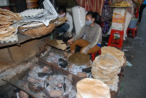 Bánh tráng – gốc Quảng nướng vàng ruộm.