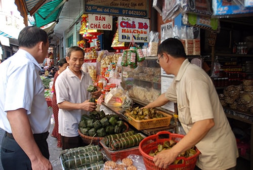 Bánh tét, bánh rò nghi ngút khói được bà con mua về cúng tất niên.