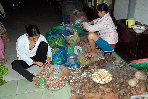 Môn và củ hành là thứ không thể thiếu trong bữa ăn ngày tết của người Quảng. Hai thứ này cũng được bà con đem từ Quảng Nam vào bán cho bà con ở Sài Gòn.