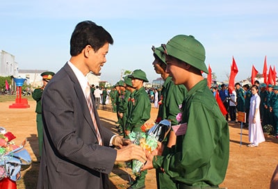 Đồng chí Nguyễn Văn Sỹ - Phó Bí thư Tỉnh uỷ tặng hoa động viên các tân binh huyện Núi Thành. Ảnh: Tuấn Anh