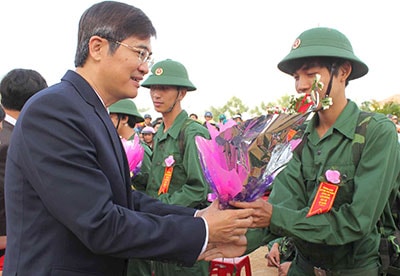 Phó Chủ tịch Thường trực UBND tỉnh Nguyễn Ngọc Quang tặng hoa động viên tân binh huyện Phú Ninh lên đường nhận nhiệm vụ. Ảnh: Xuân Nghĩa