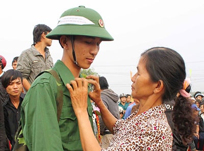 Bà Đoàn Thị Thu (50 tuổi, ở thôn Cẩm Khê, xã Tam Phước) dặn dò con trai Nguyễn Công Vũ trước lúc lên đường. Ảnh: Xuân Nghĩa