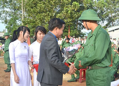 Đồng chí Thái Bình - Bí thư Tỉnh đoàn tặng hoa động viên tân binh huyện Quế Sơn. Ảnh: Q.Quỳnh