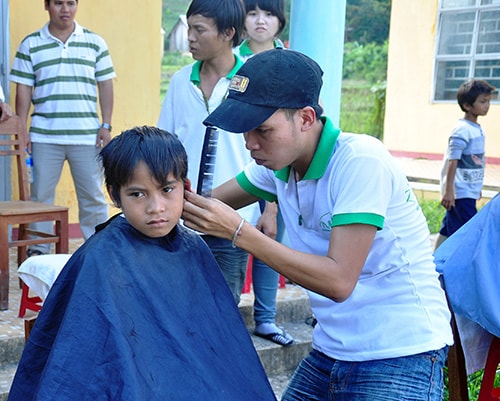 Hiếu cắt tóc cho trẻ em vùng cao.