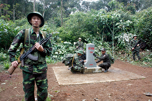 Cùng với Đại đội Bảo vệ biên giới 104 tỉnh Sê Kông (Lào) kiểm tra song phương cột mốc 719.