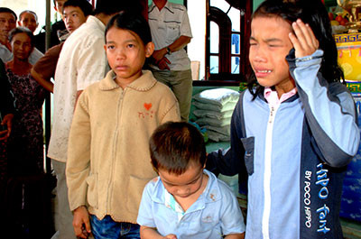 Ba con của vợ chồng anh Huỳnh Văn Phương phải chịu cảnh mồ côi khi còn quá nhỏ.