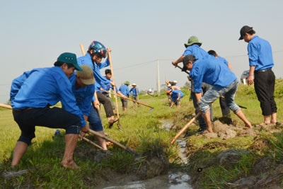 Nạo vét kênh mương nội đồng tại Thăng Bình. Ảnh: Phan Tuấn.