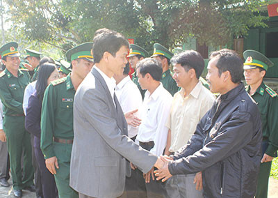 Đồng chí Nguyễn Văn Sỹ - Phó Bí thư Tỉnh uỷ thăm cán bộ, chiến sĩ các đồn biên phòng.